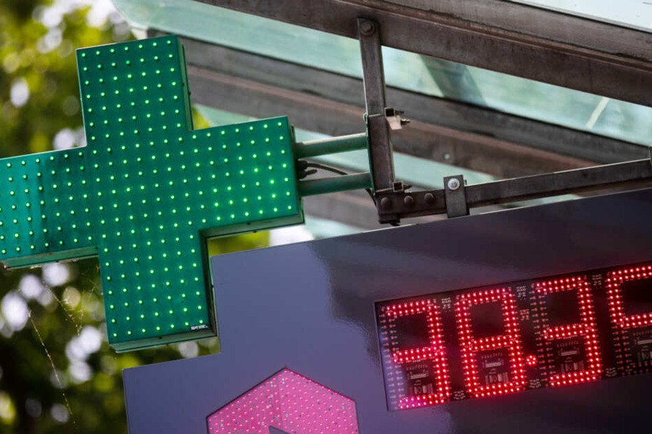 Ein Thermometer einer Apotheke in Düsseldorf zeigte am Dienstag 38,3 Grad an, der DWD hat offizielle 36,6 Grad gemessen.
