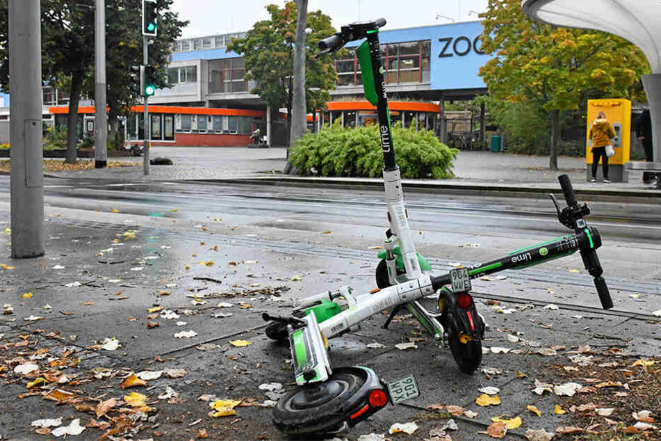 Achtlos abgestellte oder gar umgeworfene Roller finden sich in der ganzen Stadt, so auch am Zoo.