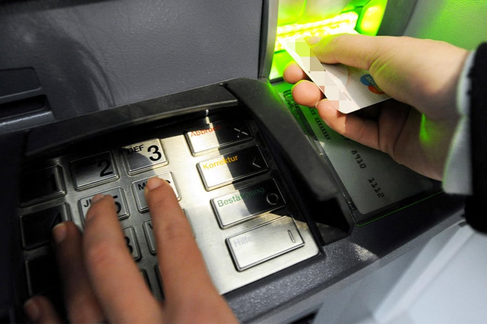 Als er die Karte zog, öffnete sich der Automat. (Symbolbild)
