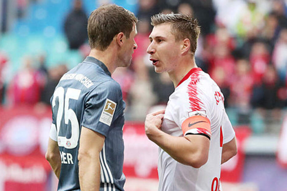 Thomas Müller (l.) und RB-Kapitän Willi Orban hatten nach einem Zweikampf dringenden Gesprächsbedarf.