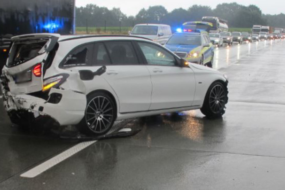 Der Fahrer wurde bei dem Unfall leicht verletzt.