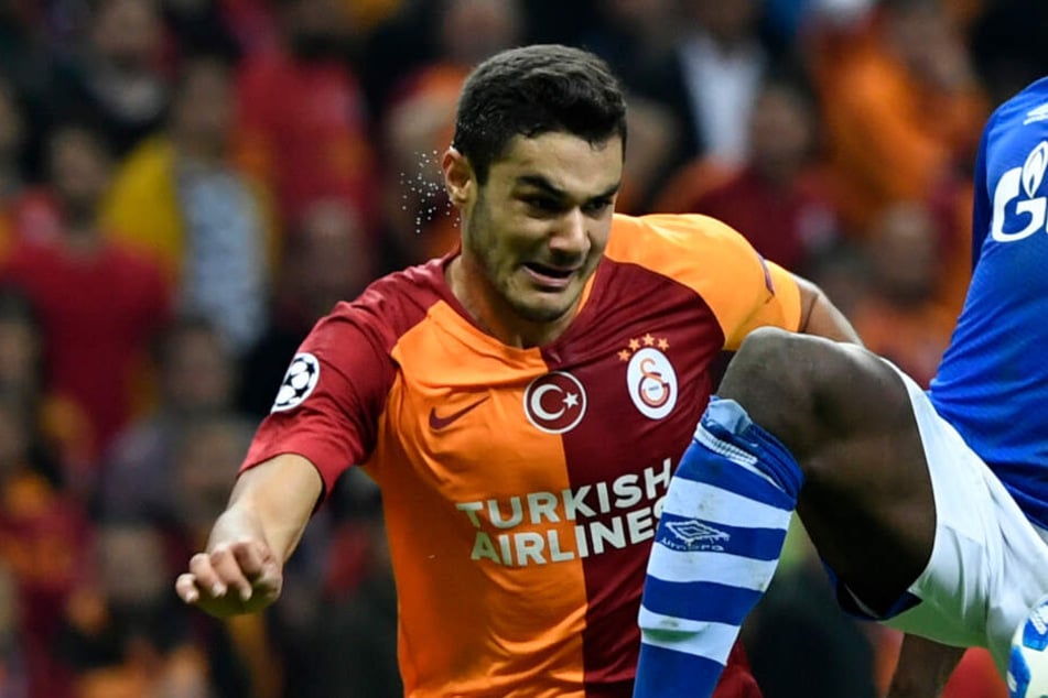 Bei einem Spiel des Galatasaray Istanbul gegen den FC Schalke kämpft Ozan Kabak um den Ball.