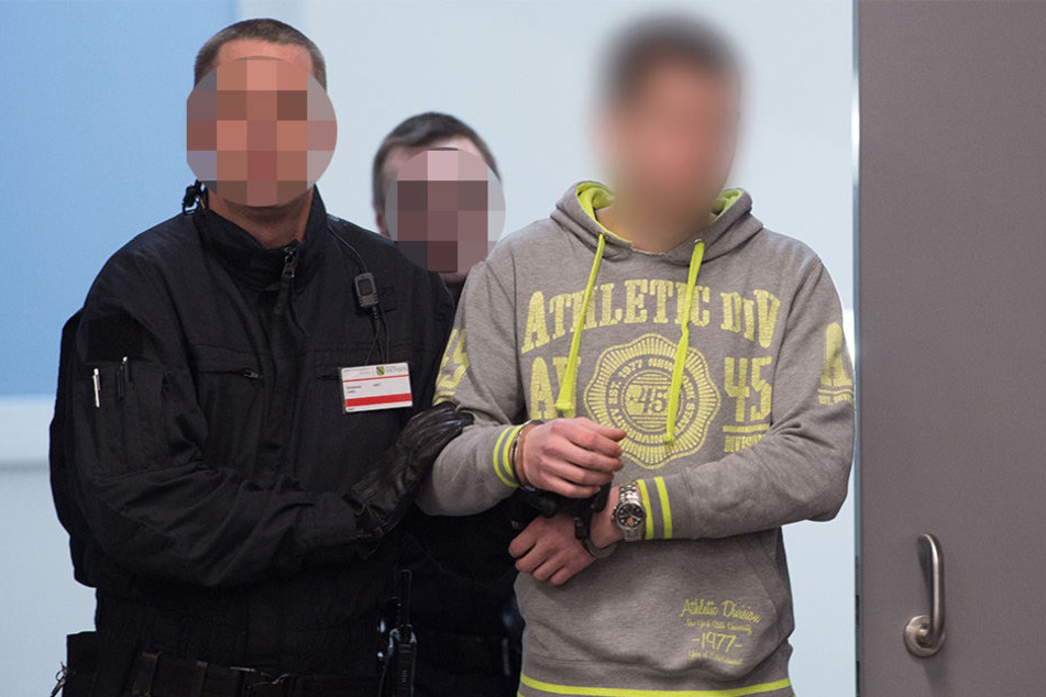 Der Angeklagte Justin S. kommt am 17.01.2018 in den Verhandlungssaal.