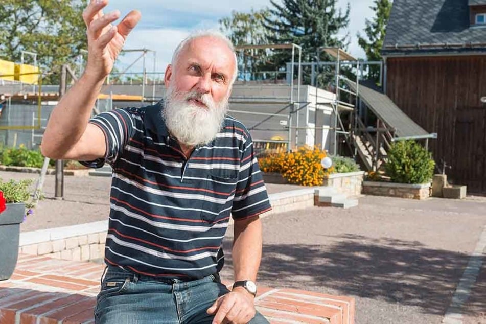 Architekt Klaus Schumann (64). Im Hintergrund der geplante Anbau.