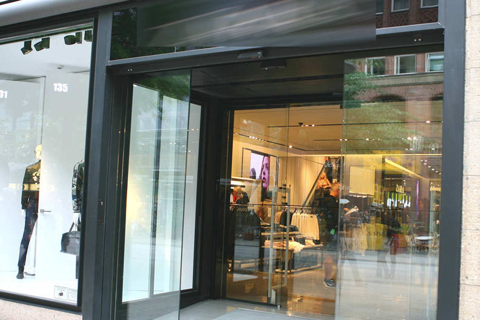 Produziert würde unter widrigen Umständen für Marken wie Zara, Mango, Marks and Spencer und den Online-Händler Asos.