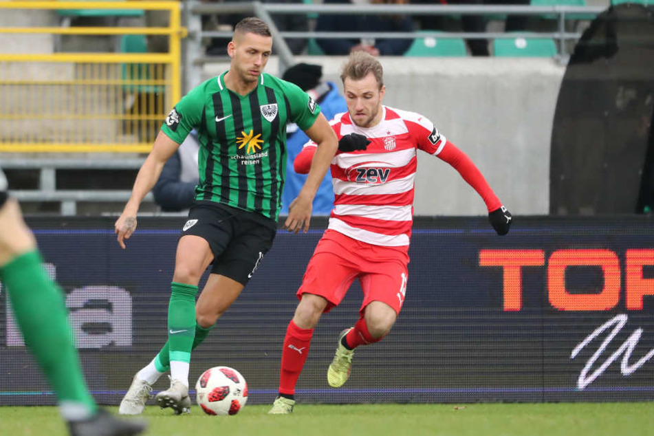 Rene Klingburg im Zweikampf mit Mike Könnecke.