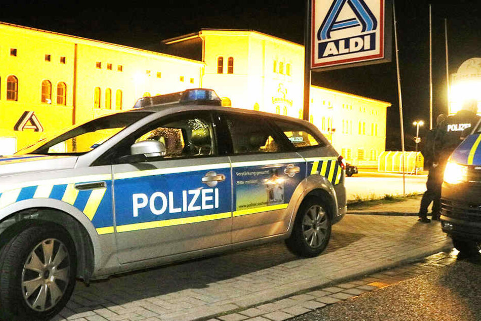 Ein Mitarbeiter des Aldi-Supermarkts in Roßla wurde nach Feierabend bedroht und gezwungen, mit den Räubern zurück in den Markt zu gehen.