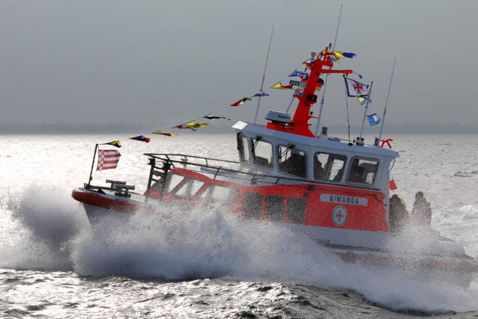 Ein Seenotrettungsboot ist auf der Ostsee im Einsatz.