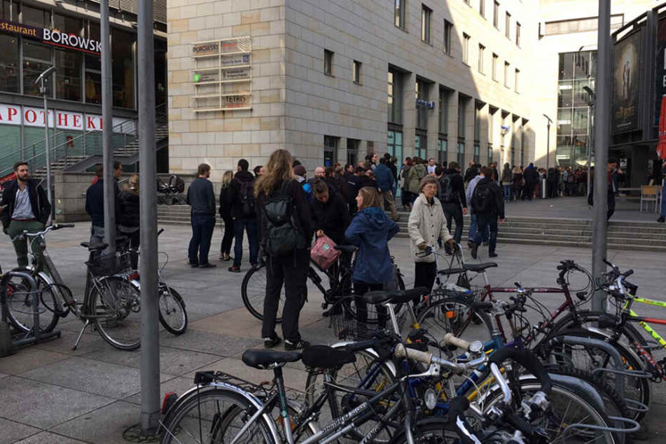 Am Rundkino hat sich eine unglaubliche Schlange gebildet.