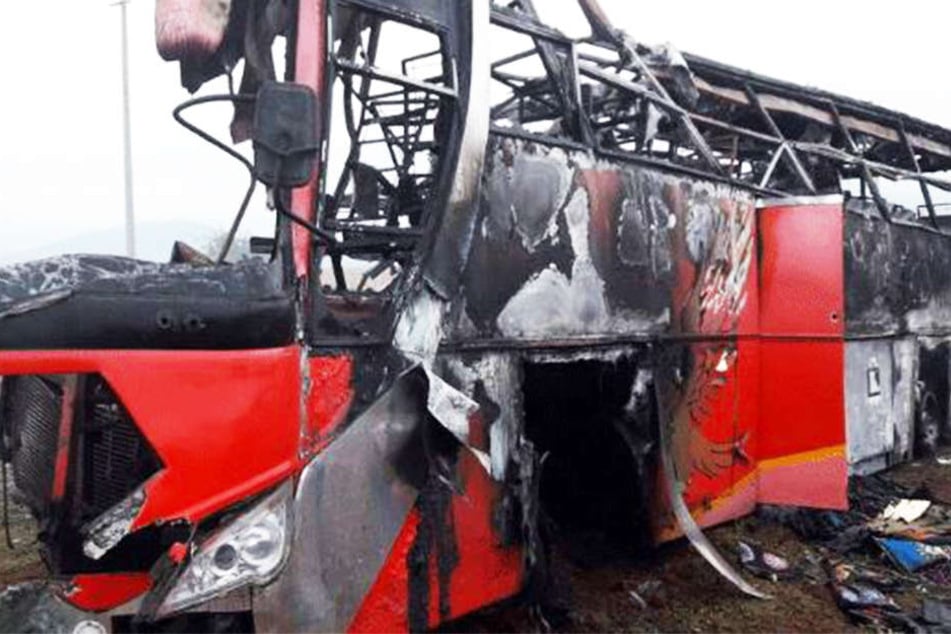 Der Reisebus geriet beim Frontalzusammenstoß mit einem Lastwagen in Brand.