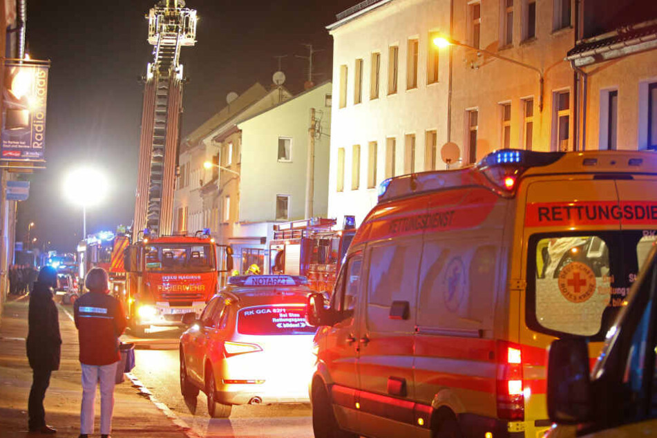Bei einem Brand in einem Mehrfamilienhaus in Glauchau am Samstagabend ist eine 28-Jährige verletzt worden.