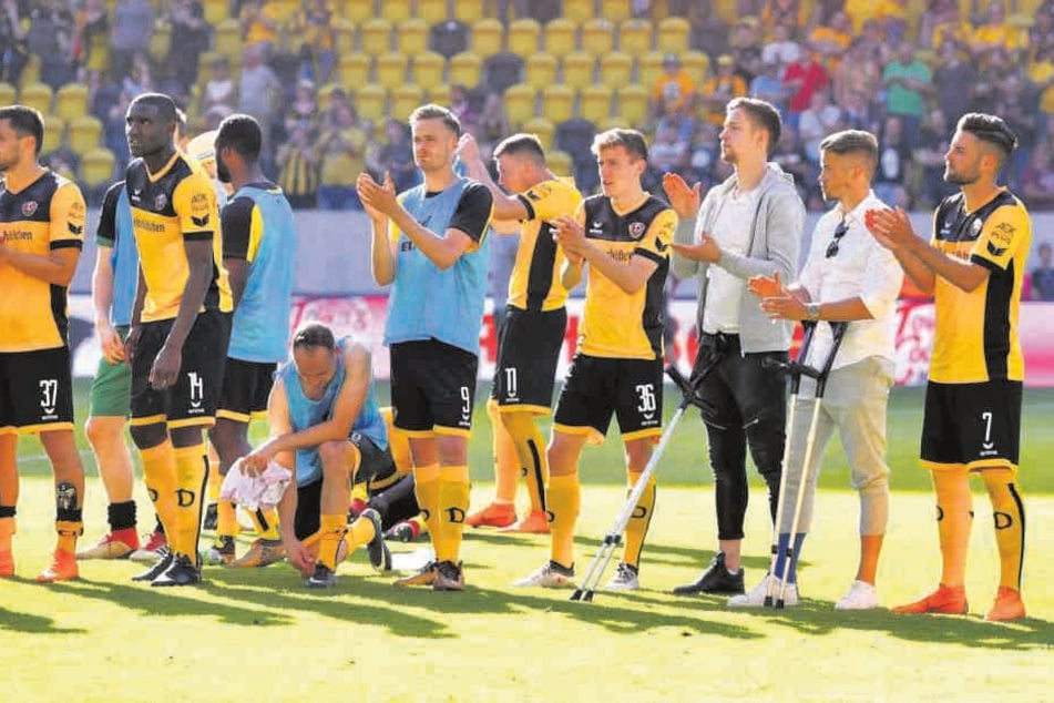 Etwas verhalten war die Stimmung nach Abpfiff, die Spieler bedankten sich bei den Fans, die natürlich angesichts der Niederlage nicht feierten.