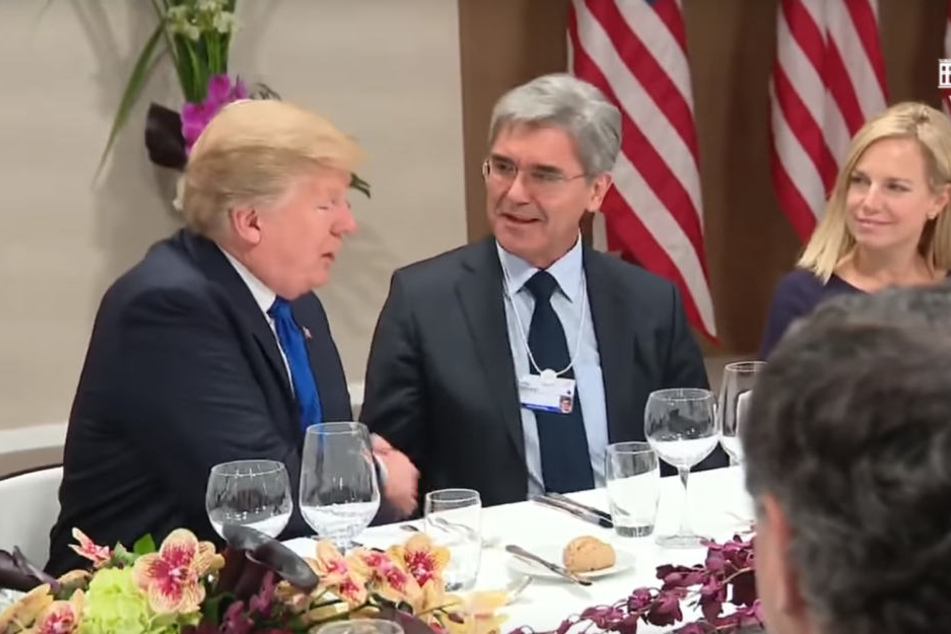 US-Präsident Donald Trum (l., 71) im Gespräch mit Siemens-Chef Joe Kaeser (60) beim Diner in Davos.