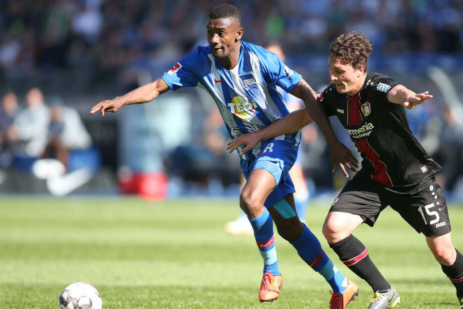 Salomon Kalou im Zweikampf mit Julian Baumgartlinger.