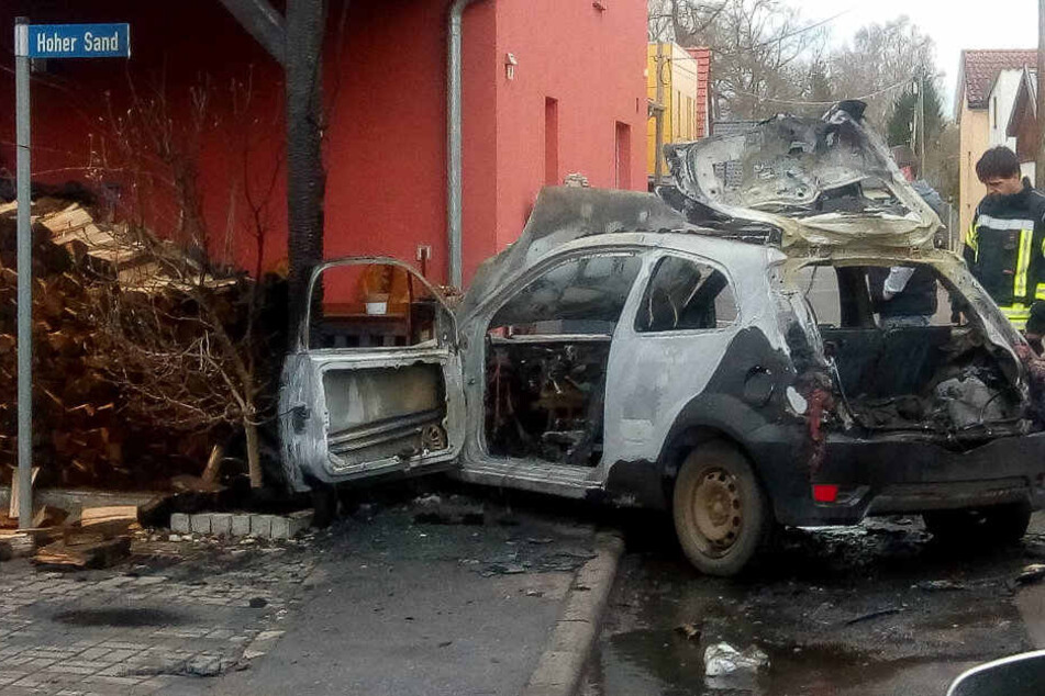 Das Fahrzeug brannte komplett aus.
