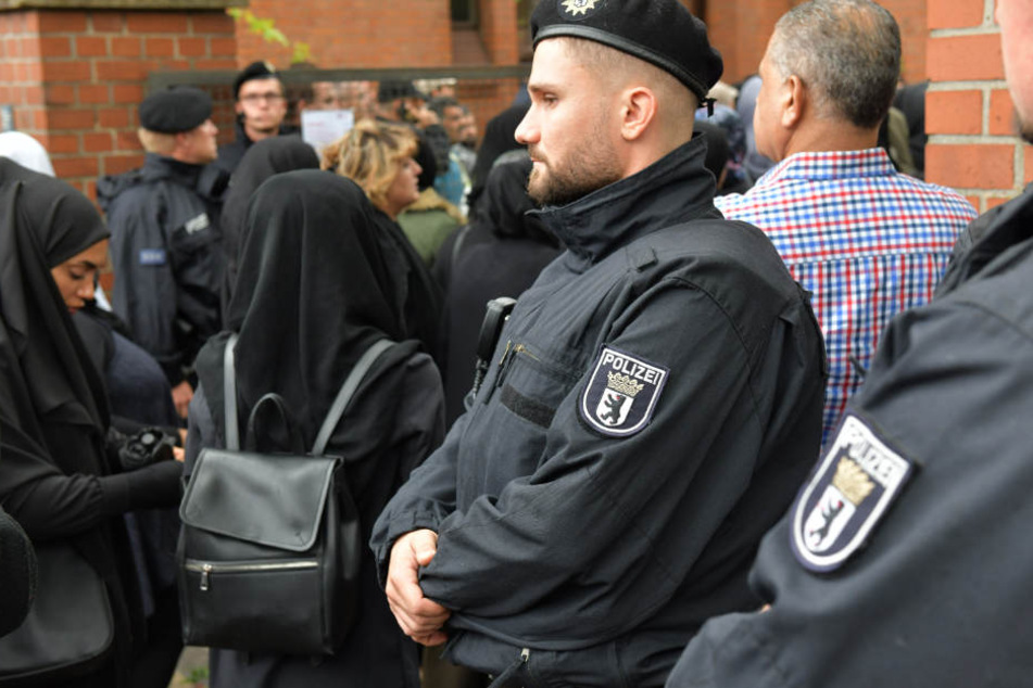 Die Polizei sichert das Areal bei der Beerdigung von Nidal R..