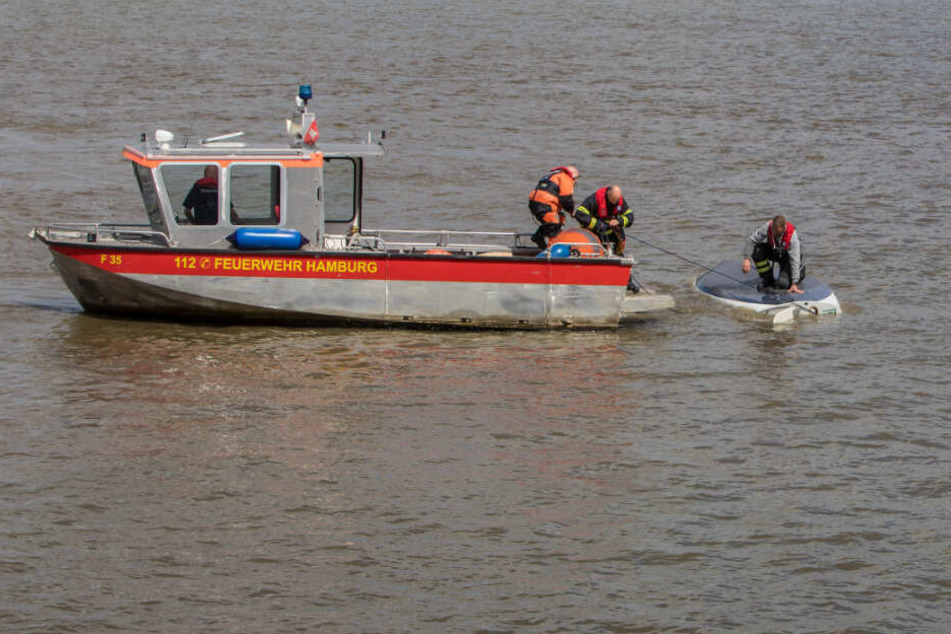 Die Feuerwehr rettete den Skipper aus der Elbe, der noch auf seiner Jolle hockte.