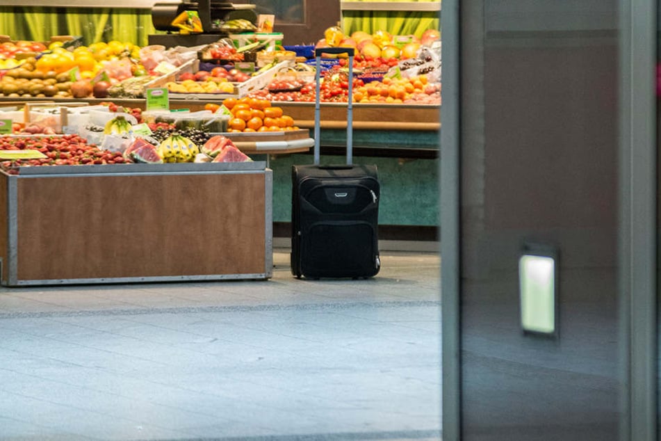Ein herrenloser Koffer steht vor einem Obststand im Hauptbahnhof Erfurt.