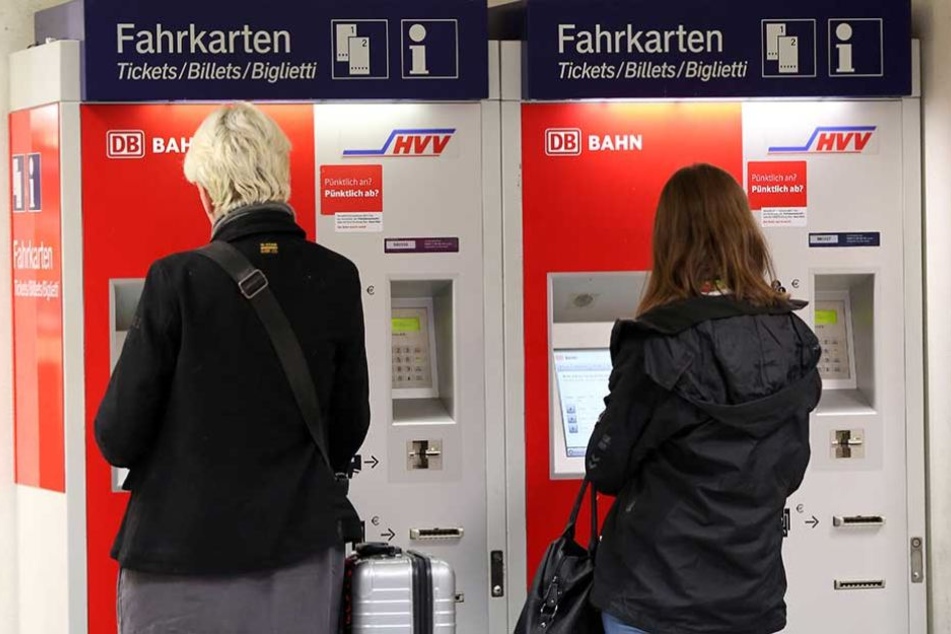 Bahnreisende müssen bald wieder mehr für ihre Tickets zahlen.