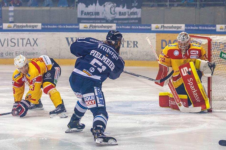 Im Gegensatz zum Heimspiel gegen Kaufbeuren traf Thomas Pielmeier (M.) diesmal und brachte seine Eislöwen auf die Siegerstraße.