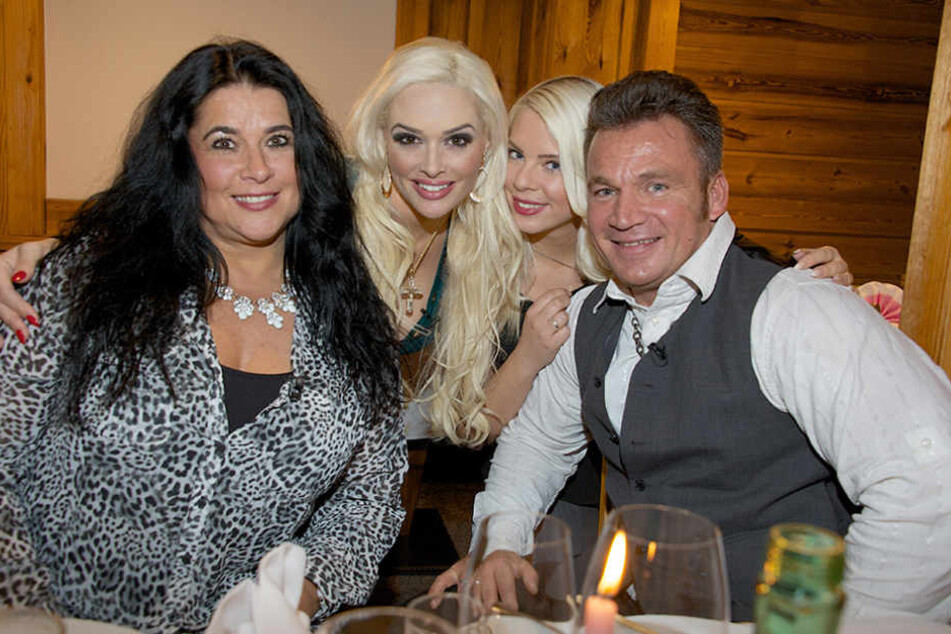 Ein Bild aus glücklicheren Zeiten: Daniela Katzenberger (2.v.l.) mit Mutter Iris, Halbschwester Jenny und Ziehpapa Jürgen.