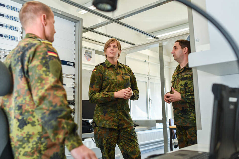 Oberstleutnant Anastasia Biefang (Mitte) diskutiert mit ihrem Vorgänger, dem Oberstleutnant Thorsten Niemann (rechts).