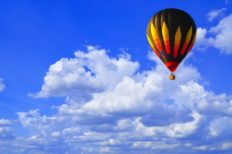 Bei der Landung eines Heißluftballons wurden zwei Personen verletzt. (Symbolbild)