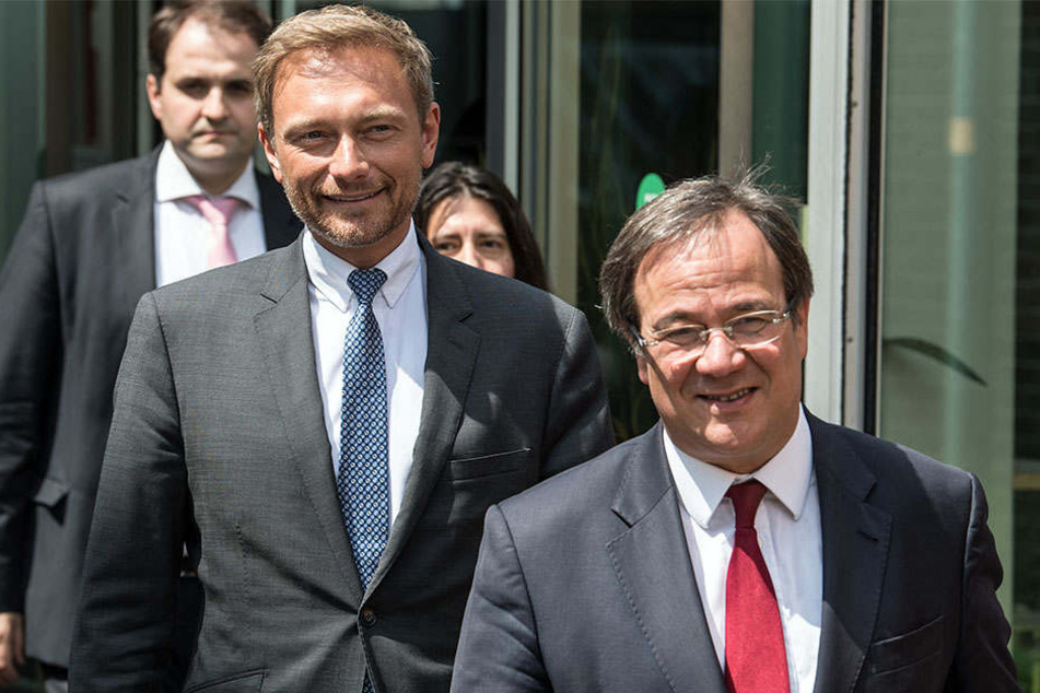 Armin Laschet (CDU, vr.) verhandelt derzeit mit Christian Lindner (FDP, mi.) über eine Koalition.