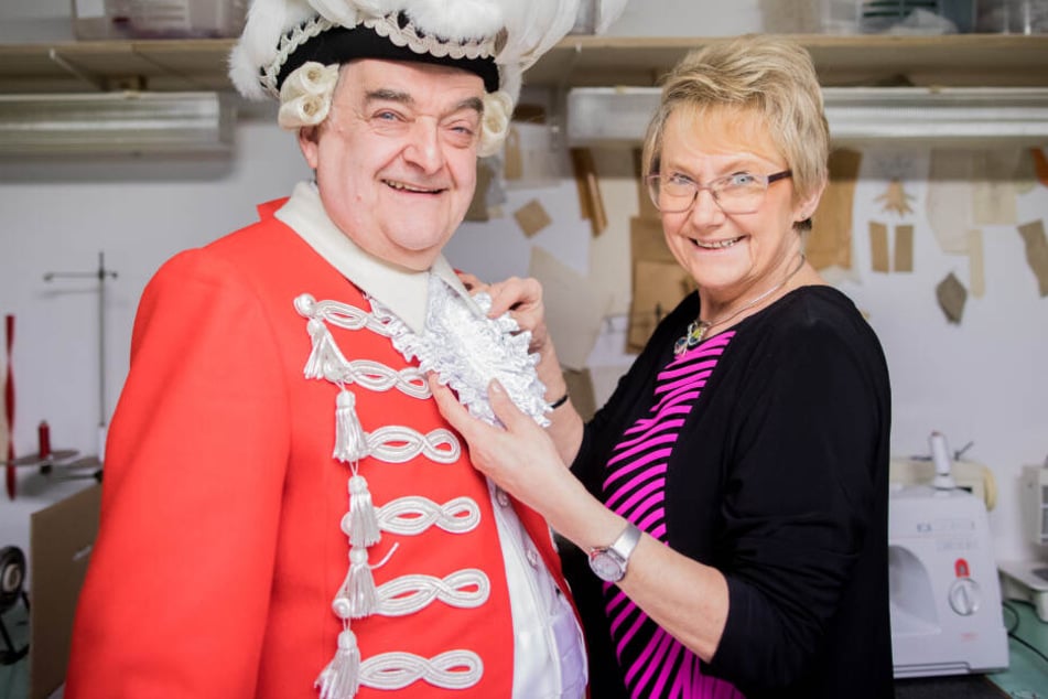 Der NRW-Innenminister bei der Anprobe seiner Uniform für den Rosenmontagsumzug.