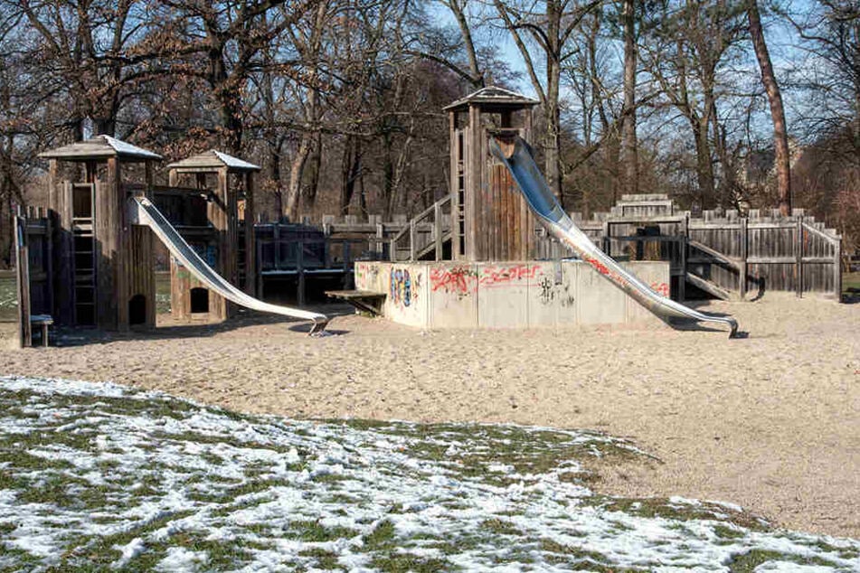 Die Tage des alten Spielplatzes im Schwanenteichpark sind gezählt. An seiner Stelle wird die Schwanenstadt errichtet.