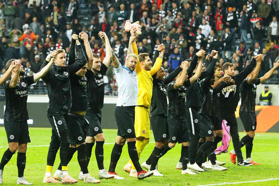 Vertreten die Bundesliga in der Europa League erstklassig: Die Spieler von Eintracht Frankfurt feiern den 4:1-Sieg gegen Lazio Rom mit ihren Fans.