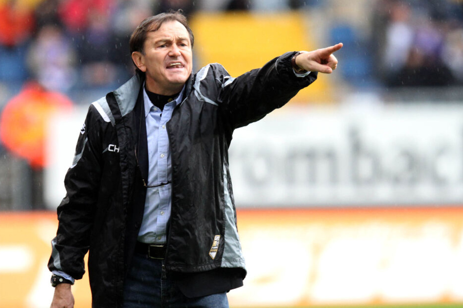 Ewald Lienen gibt Anweisungen.