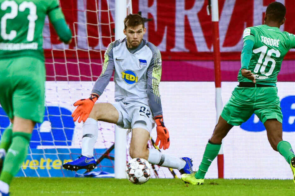Rune Jarstein hält gegen Gladbachs Ibrahima Traoré.