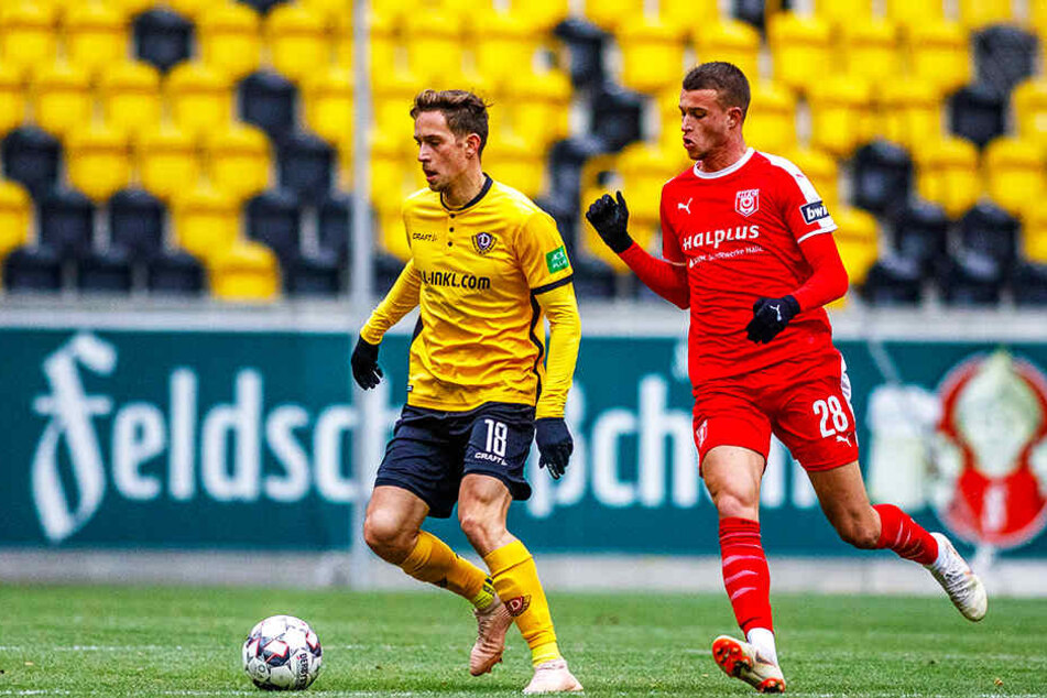 Dynamos Jannik Müller (l.) gehört seit dem Geheimtest gegen den Halleschen FC, hier gegen Kilian Pagliuca, wieder zum ersten Aufgebot der Schwarz-Gelben.