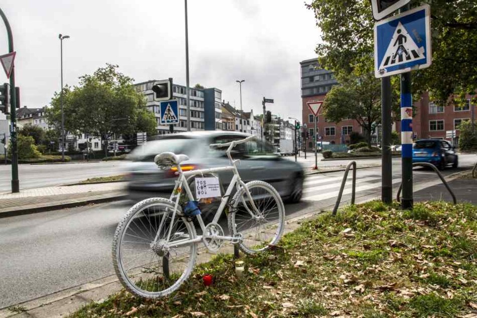 In Leipzig wurde ein Rentner bei einem Unfall verletzt. Doch damit nicht genug.