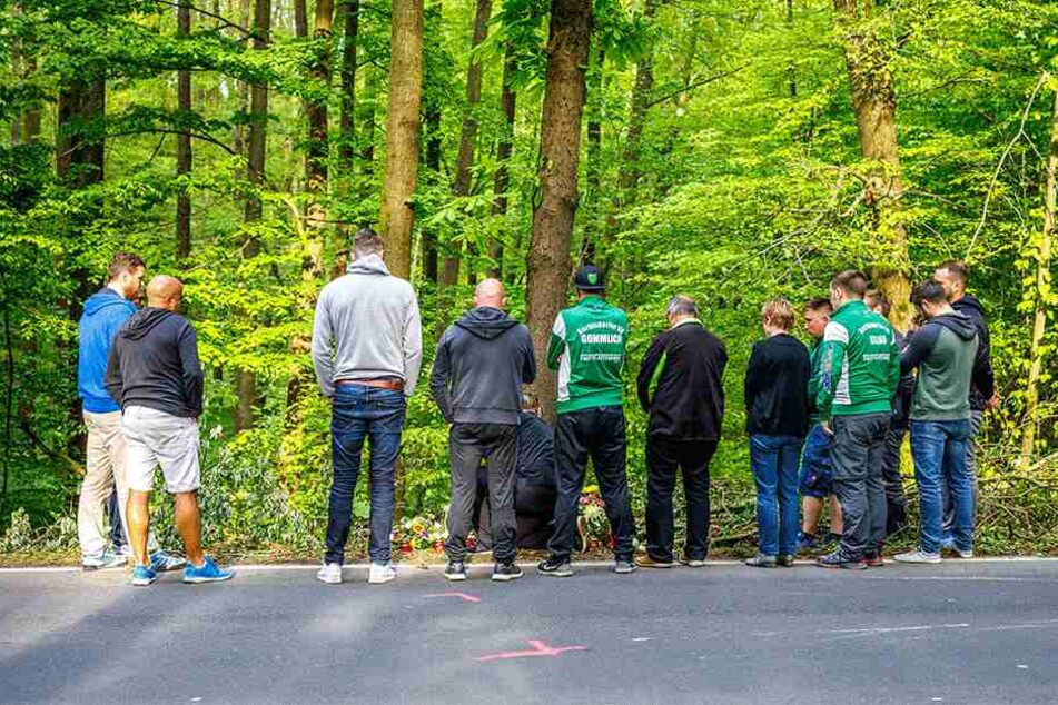 Die Kicker seines Fußballvereines trauerten an der Unfallstelle um ihren verunglückten Mannschaftskameraden.
