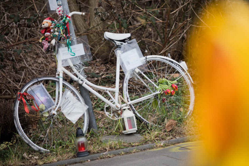 Ein weißes Fahrrad am Tatort in Gedenken an das Opfer (Archivbild).
