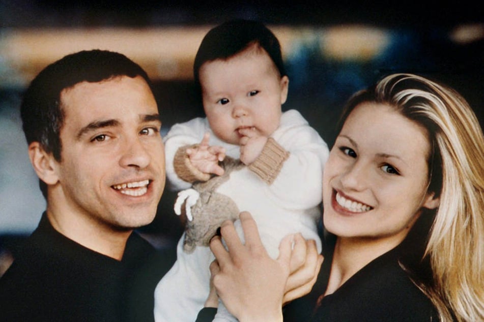 Der italienische Sänger Eros Ramazzotti und seine damalige Frau Michelle Hunziker halten ihr gemeinsames Baby Aurora in die Höhe (Archivfoto vom 02.06.1997).