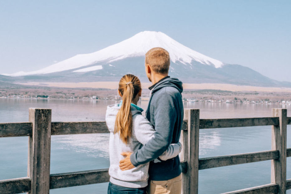 Ein Blick in die Ferne, hier in Japan auf einen schneebedeckten Berg.