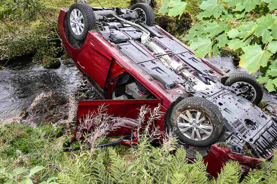 Der Lexus ist in Erlabrunn kopfüber im Bach gelandet.
