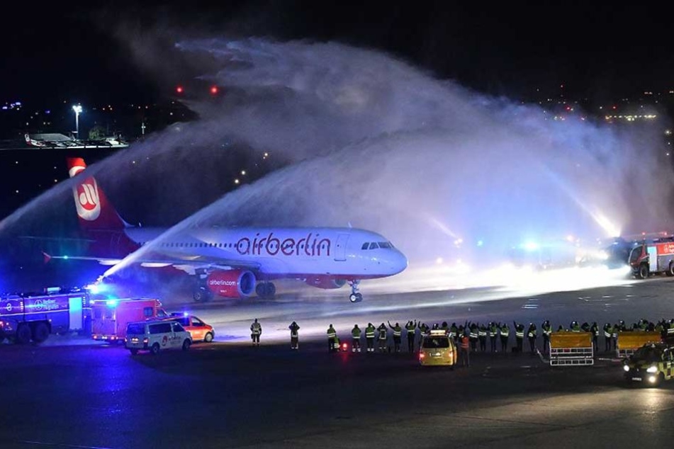 Der Flieger wurde nach der Landung von Wasserfontäne am Flughafen Tegel begrüßt und damit verabschiedet.