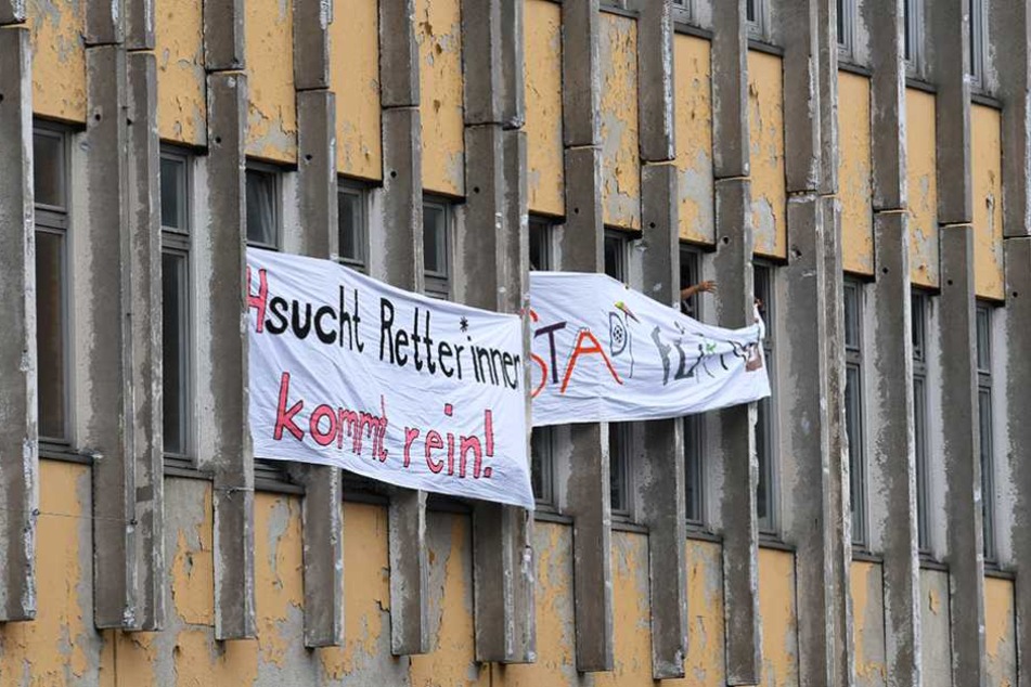 An der Fassade hängen Transparenten, auf denen der Erhalt der Fachhochschule in der Potsdamer Innerstadt gefordert wird.