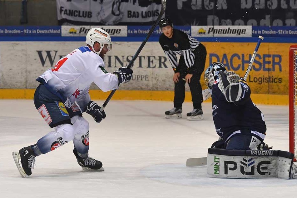 Kevin Lavallee (Heilbronn) trifft gegen Dresdens Goalie Marco Eisenhut per Penalty zum 4:1.