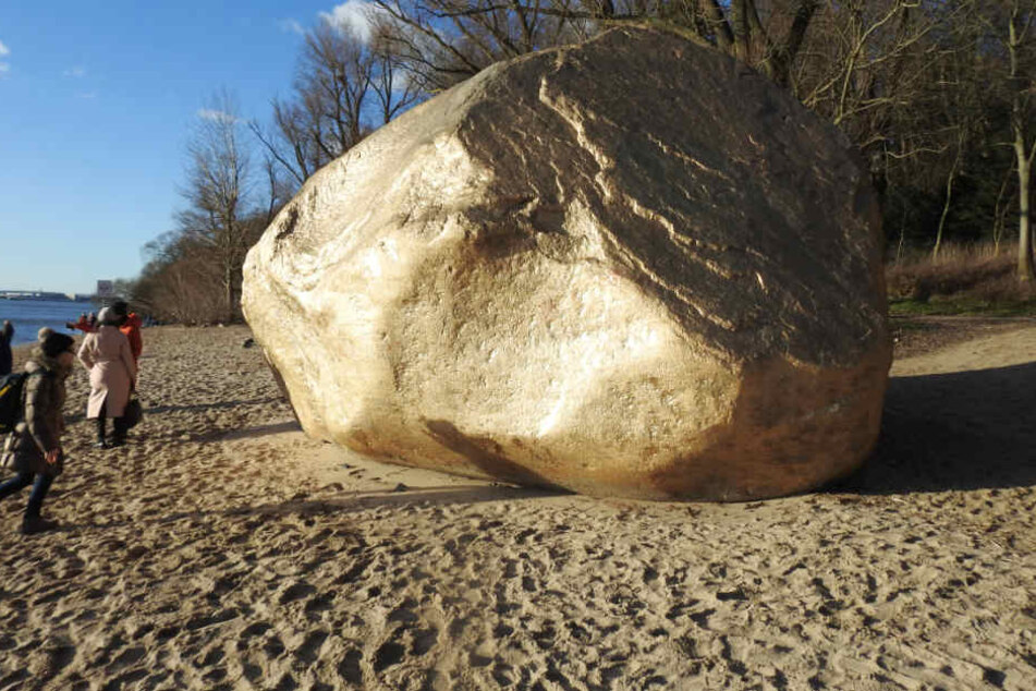 Der Findling Alter Schwede erstrahlt in neuem goldenen Format.