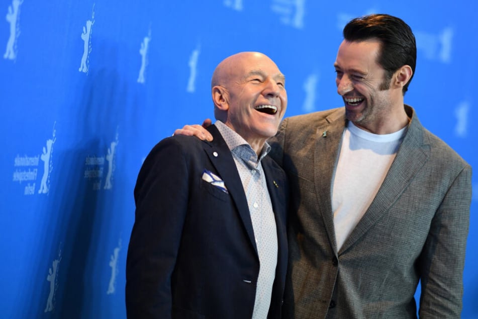 Hugh hat viel Humor - auch wenn es um die Gerüchte um seine Homosexualität geht. Hier ist er mit Schauspielkollege Patrick Stewart (links) zu sehen.