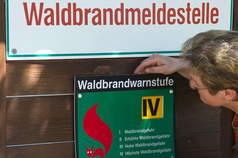 Waldbrandgefahr erreicht in Brandenburg aktuellste Höchstwarnstufen. Hinweistafel warnen die Besucher vor der ausgehenden Gefahr und hoffen auf Umsichtigkeit und Vorsicht.