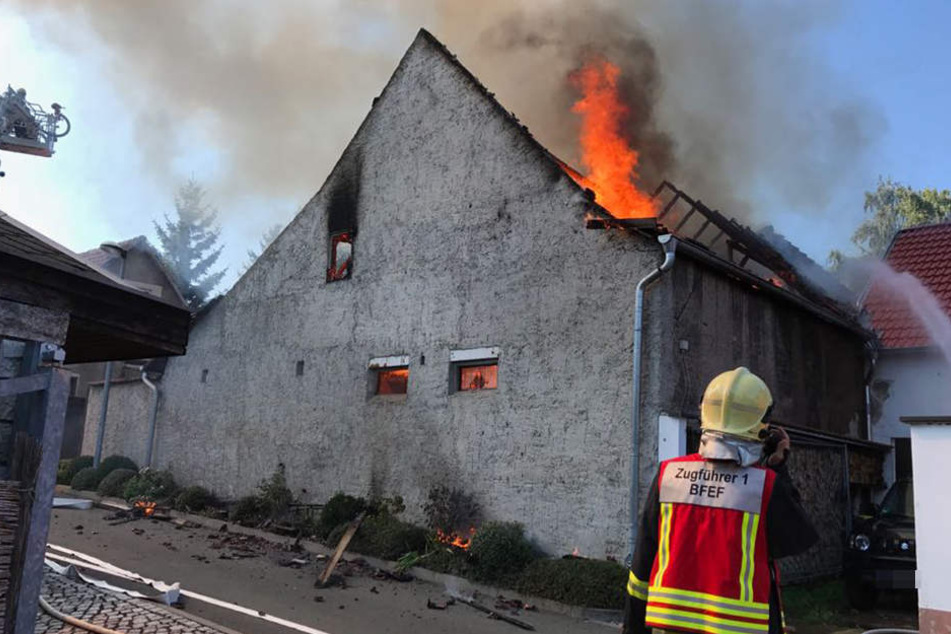 Die Feuerwehr bereitet derzeit eine Riegelstellung vor.