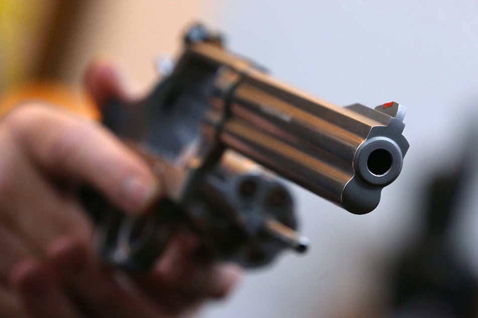 Alkoholisierter schießt mit Schreckschusswaffe um sich. (Symbolfoto)