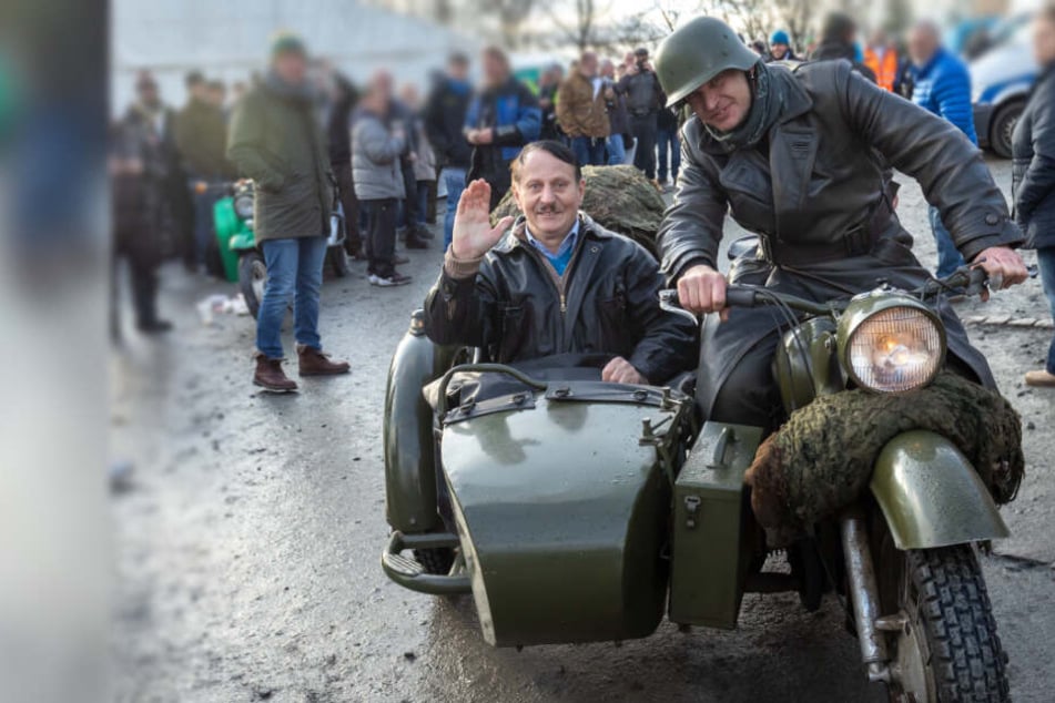 Beim 49. Bikertreffen in Augustusburg fuhr ein Hitler-Double auf einem Oldtimer-Motorrad vor.
