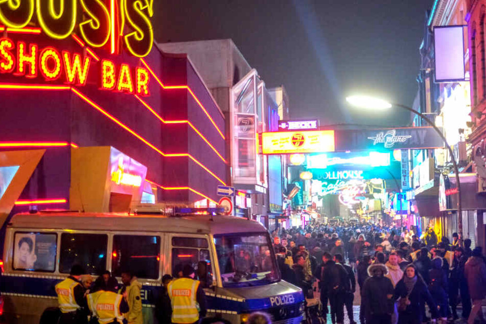 Polizisten auf der Reeperbahn. (Archivbild)